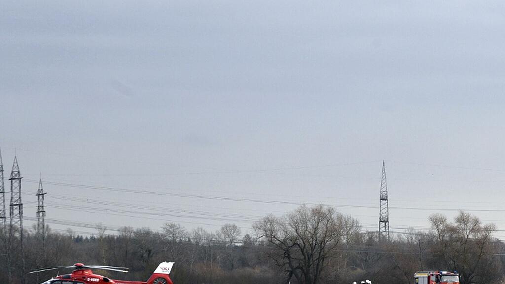 Ein Flugzeug und ein Hubschrauber sind kollidiert.