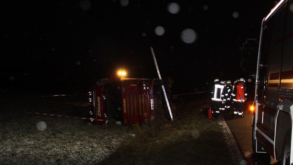 Fridolfing: Lkw umgekippt