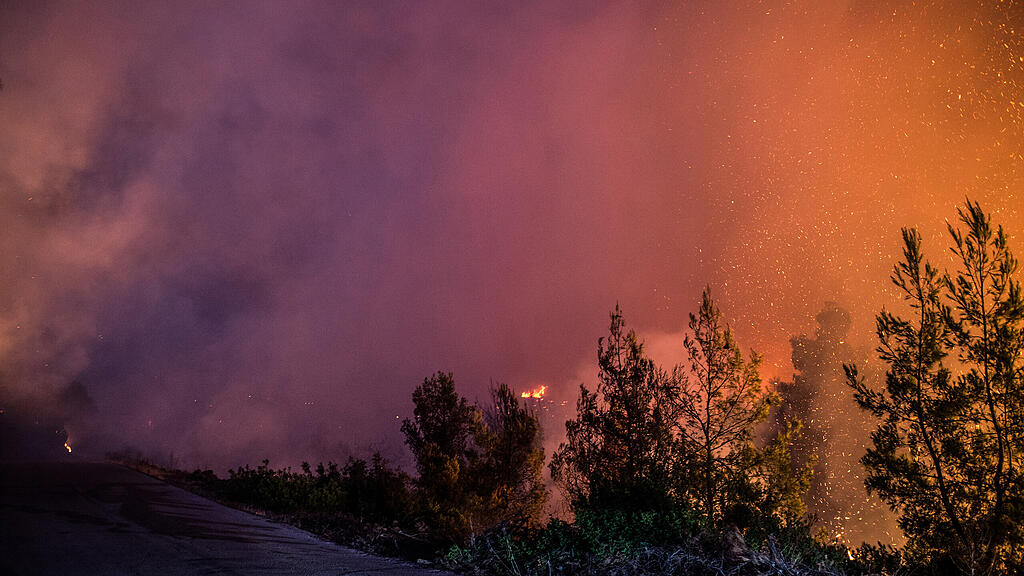 Feuer auf griechischer Insel