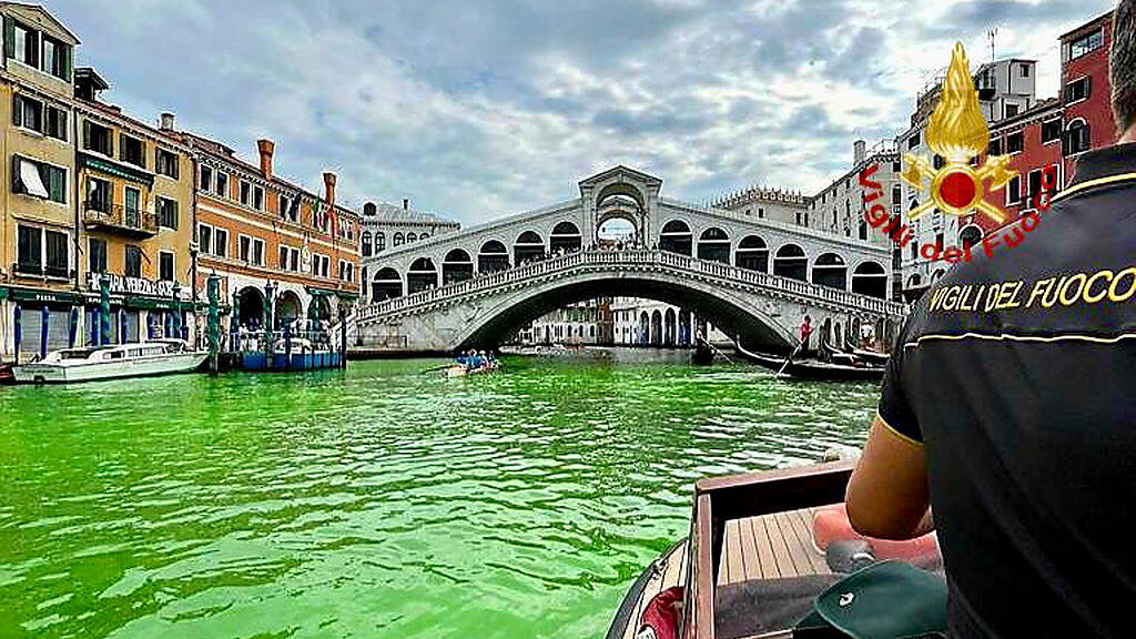 Grüner Canale Grande in Venedig