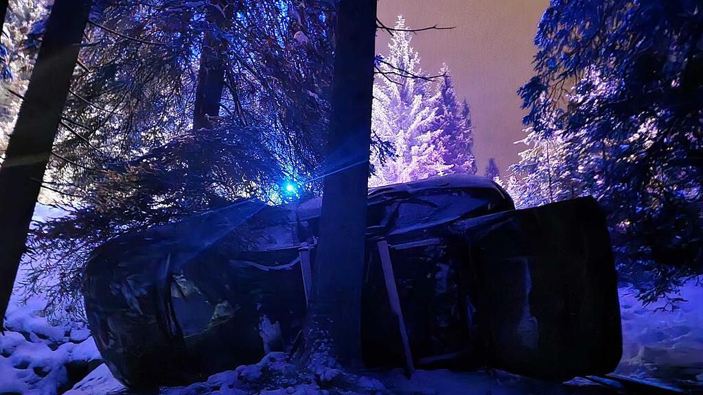 Pkw hängt in Wald im Pinzgau an Baum fest: Drei Verletzte