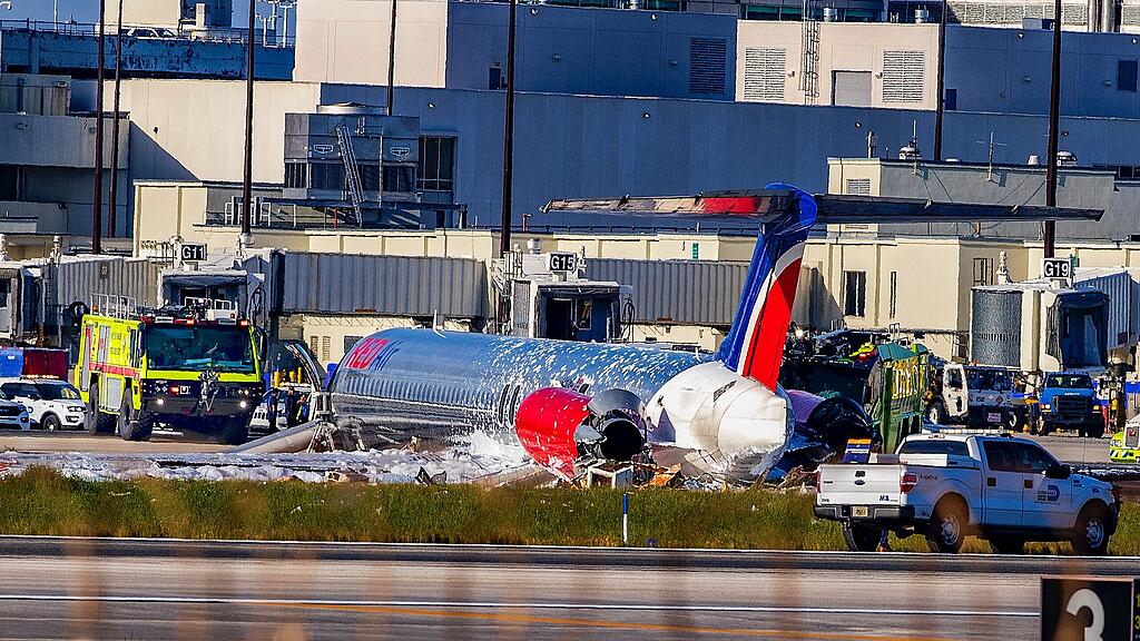 Flugzeug brennt auf Flughafen Miami