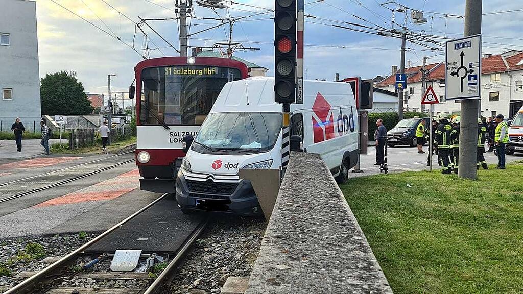 Crash Pkw kontra Lokalbahn Itzling