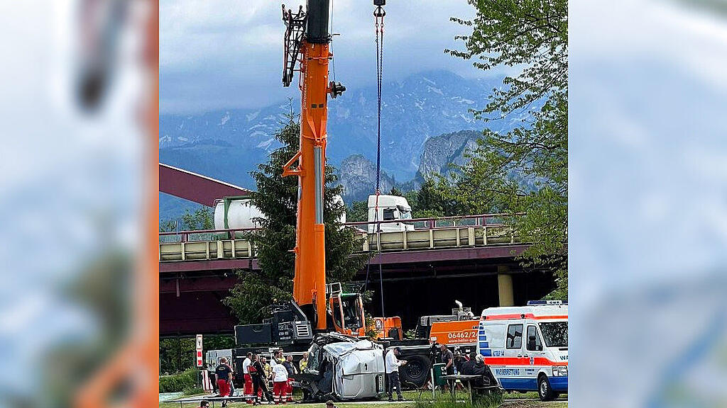 Hallein: Klein-Lkw aus Salzach geborgen II