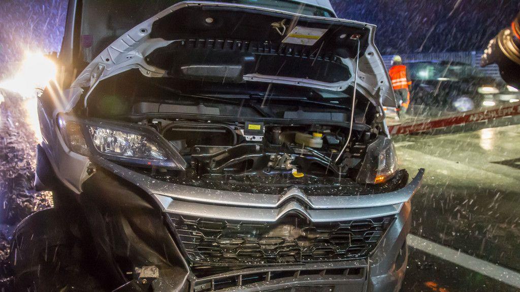 Zwei Verletzte bei Unfall mit Klein-Lkw auf A1