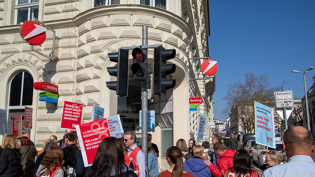 Protestkundgebung der Bankangestellten in Salzburg