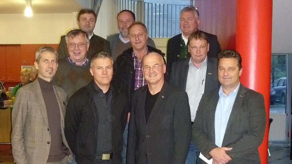 1. Reihe von links: Dipl.-Ing. Horst Gaigg, Bgm. Ing. Markus Siller (Ebensee), Bgm. Peter Ellmer (Bad Goisern), Bgm. Mag. Egon Höll (Obertraun); 2. Reihe von links: Bgm. Ing. Friedrich Posch (Gosau), VizeBgm. Alfred Gamsjäger (Hallstatt), Bgm. Josef Weikinger (Strobl); 3. Reihe von links: Bgm. Franz Eisl (St. Wolfgang), Bgm. Otto Kloiber (St. Gilgen), Franz Tauber (Business Upper Austria)