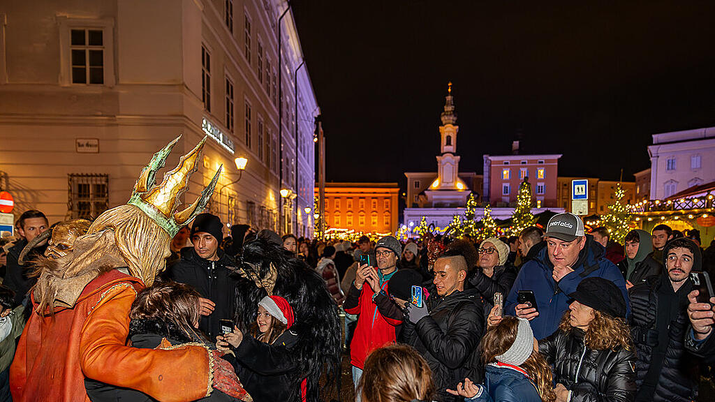 Lauf der Gr\u00f6diger Krampusse in der Altstadt
