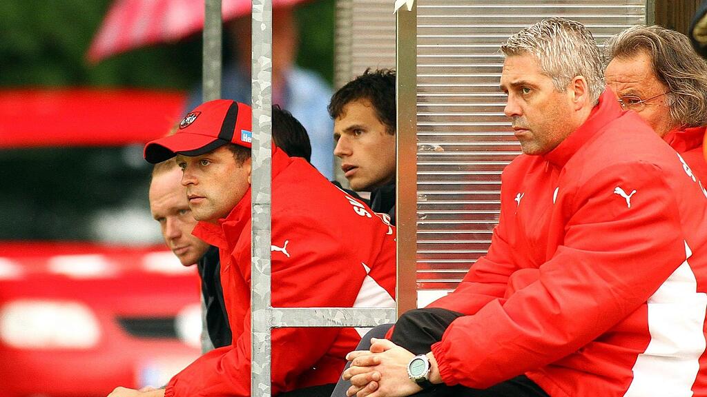 Co-Trainer Christian Hirsch {rechts) hofft auf einen Trainereffekt, sobald die Nachfolge von Andreas Strumegger {hier mit Kappe) fest steht.