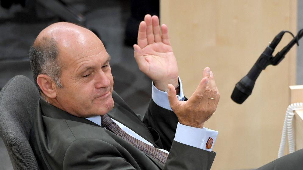Zwölf-Stunden-Tag: Hitzige Debatte im Nationalrat