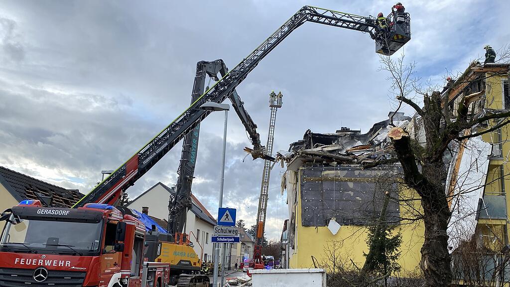 Aufräumarbeiten nach Explosion in Langenzersdorf