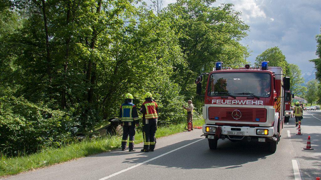Auto stürzt über Böschung