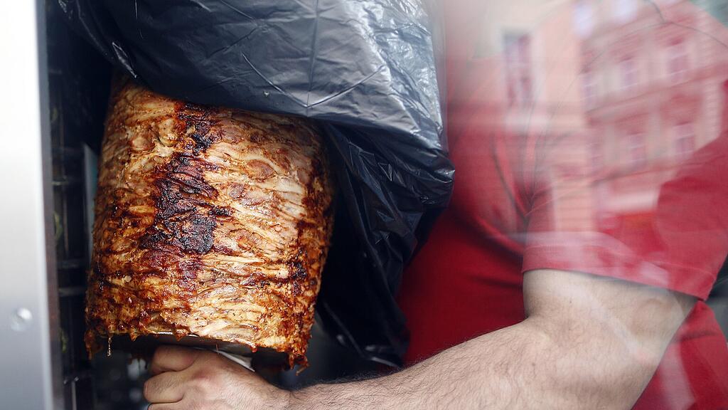 Der Politiker soll beim Kirtag in Adlwang mit einem Kebap-Verkäufer u.a. wegen des Schächtens von Tieren in Streit geraten sein (Symbolbild).