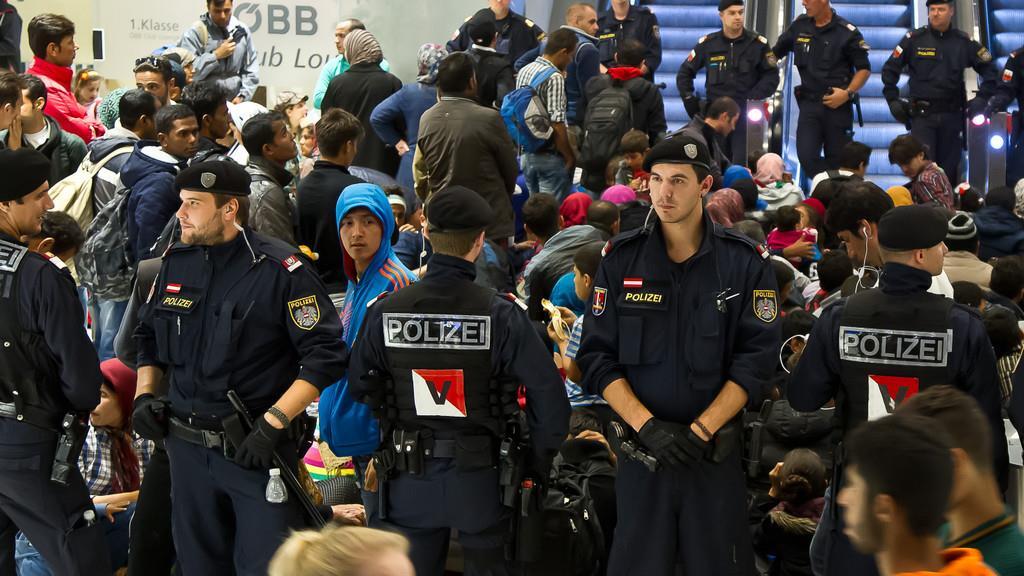 Flüchtlinge in Salzburg: Hauptbahnhof in der Nacht auf Mittwoch