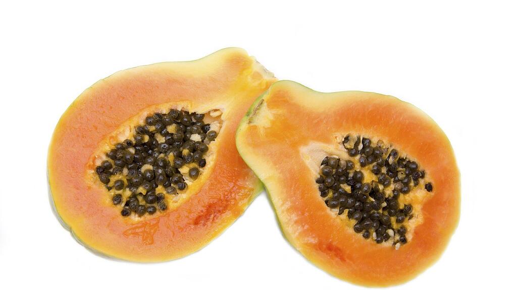 Die Papaya gilt als wahre Wunderwaffe in Sachen Hautpflege.