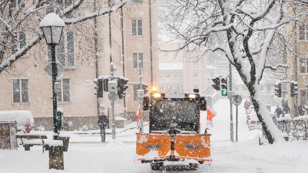 Schnee sorgt für Unfälle und Verkehrschaos: Innenstadt versinkt im Schnee
