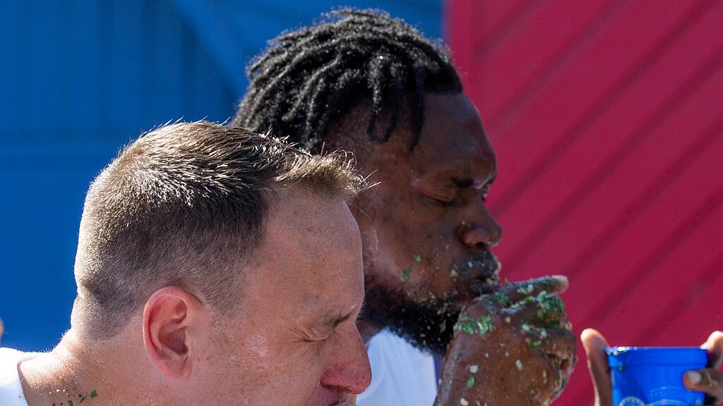 Joey Chestnut verschlingt 83 Hotdogs in 10 Minuten