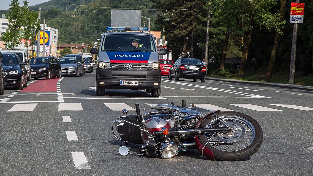 Der Fahrer des Motorrads wurde verletzt.