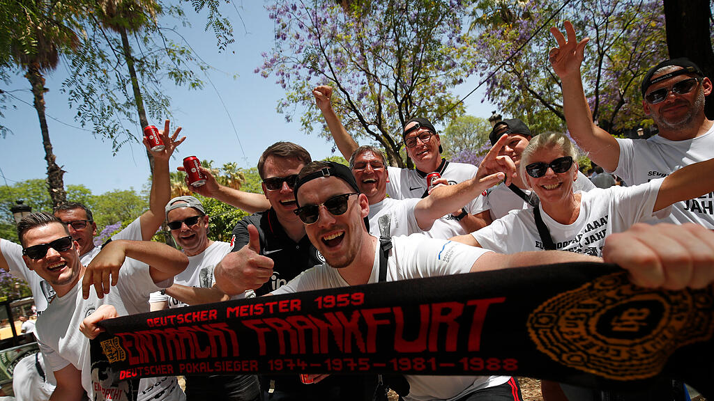 Frankfurt-Fans feiern in Sevilla