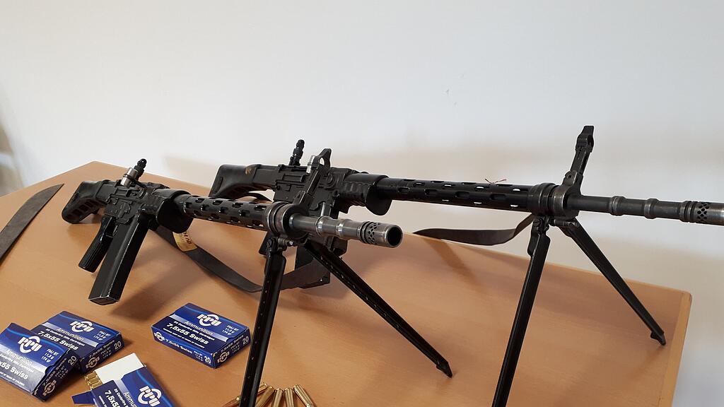 Drogen und Sturmgewehre wurden sichergestellt.