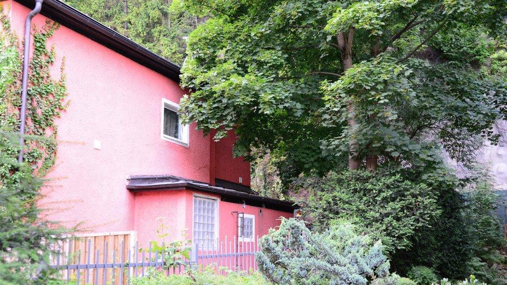 Felsen stürzen auf Bordell