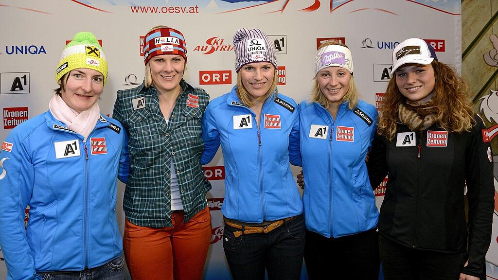 Die drei Salzburgerinnen Marlies Schild (3.v.l.), Michaela Kirchgasser (2.v.r.) und Bernadette Schild (1.v.r.) starten fix in Sotschi.