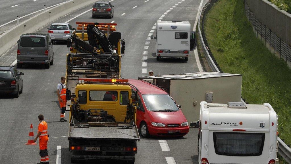 A10: Wohnwagen kippt um