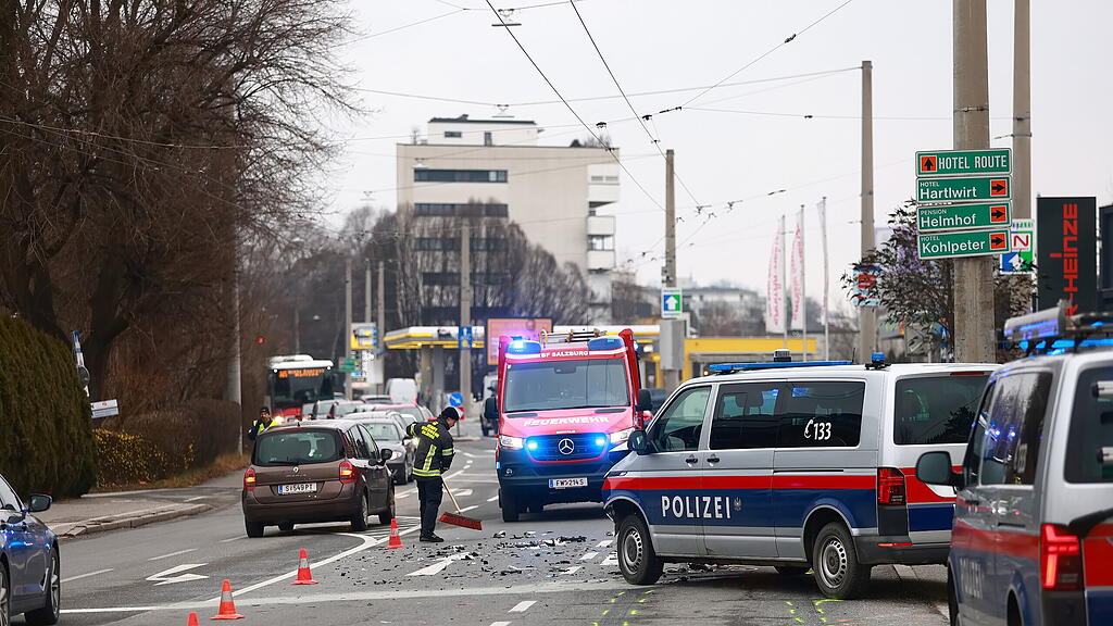 Polizeiauto contra Auto auf Münchner Bundesstraße