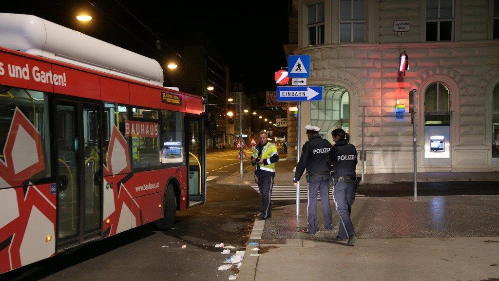 Frau von Bus überrollt, II
