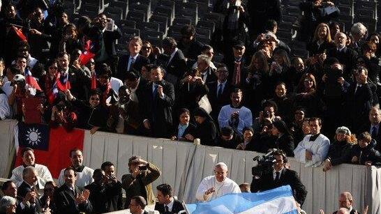 Zehntaussende Pilger bei Amtseinführung von Papst Franziskus