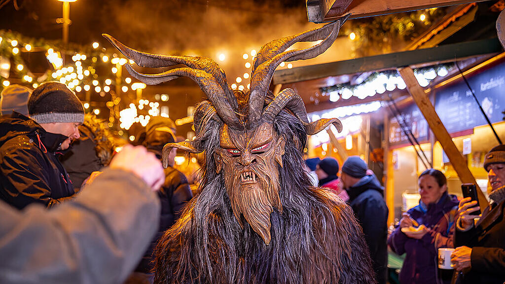Alt Gnigler Krampusse beim Weihnachtsmarkt am Mirabellplatz