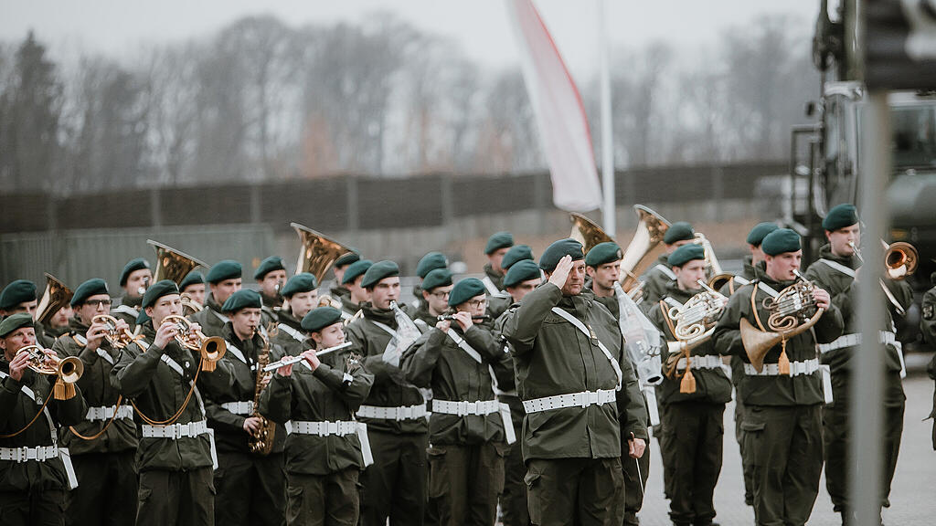 \u00dcbergabe neue Gefechtsfahrzeuge, I
