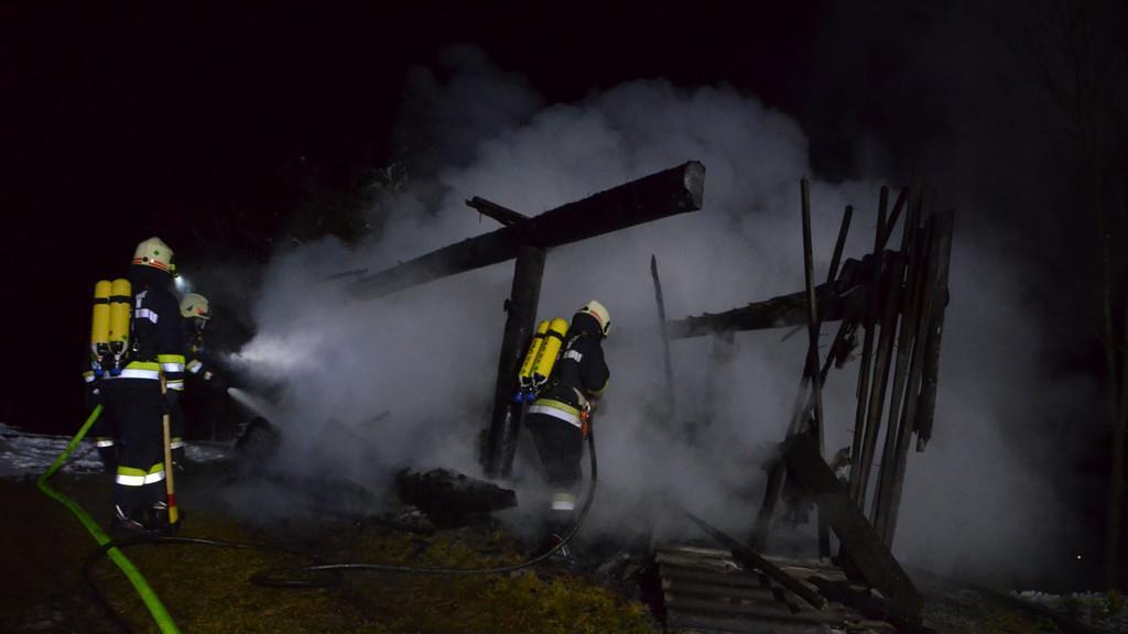Holzstoß brennt in St. Johann nieder