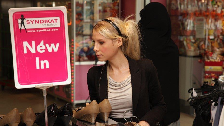 Christina "Mausi" Lugner und Anastasia "Katzi" Sokol im INterview und beim Shoppen