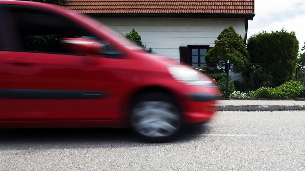 Vorbeifahrende Autos konnten noch rechtzeitig bremsen.