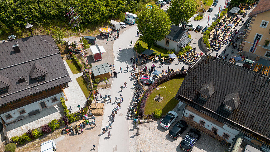 Maibaumaufstellen beim Gasthof Maria Plain