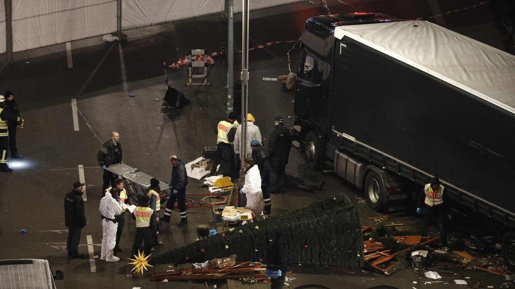 Lkw rast in Weihnachtsmarkt: Spurensicherung in der Nacht