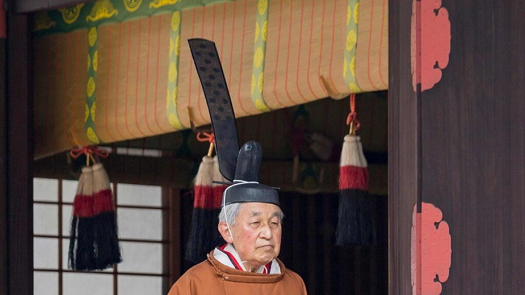 Der abdankende Kaiser in einer jahrhundertealten höfischen Tracht