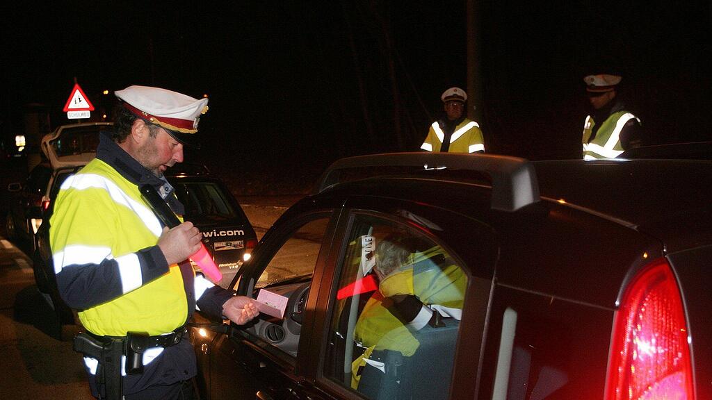 Die Polizei fand den 42-jährigen Lungauer schlafend am Steuer seines Autos.