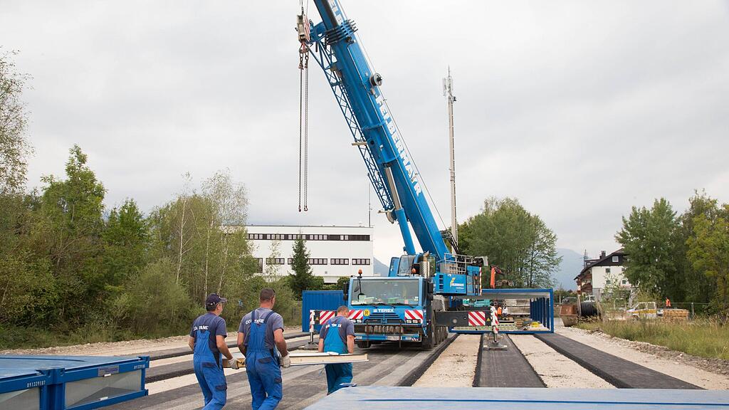 Der Aufbau der Container in der Kaserne hat begonnen.