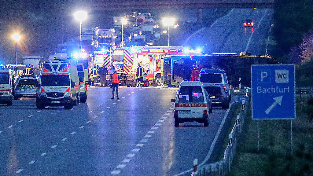 Bus kippte auf der A9 um