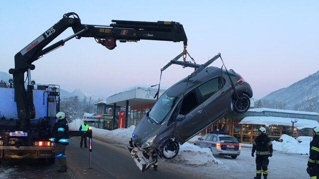 Das Auto musste aus dem Graben gehoben werden.