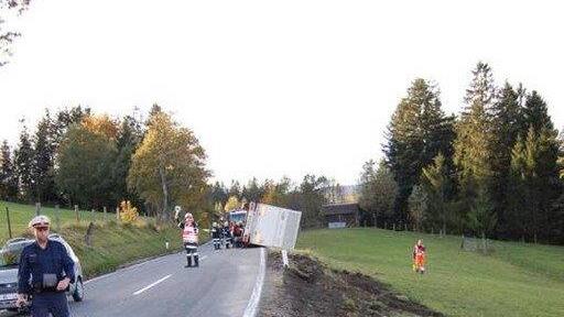 Lkw-Anhänger umgekippt