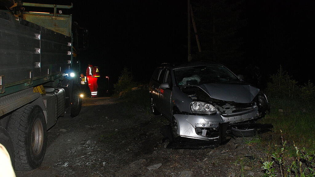 Bad Gastein: Auto stürzt in Bach