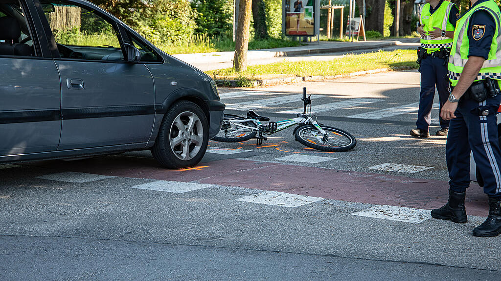 Salzburg-Süd: Auto erfasst Radfahrerin (9)
