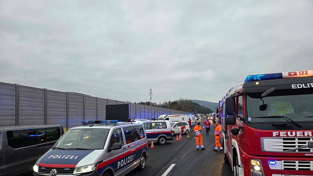 Fünf Tote nach Unfall auf A2 in NÖ