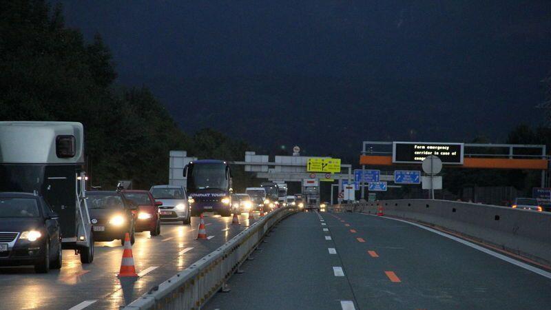 Auf einer Strecke von 5,5 Kilometern wurden Trennwände errichtet.