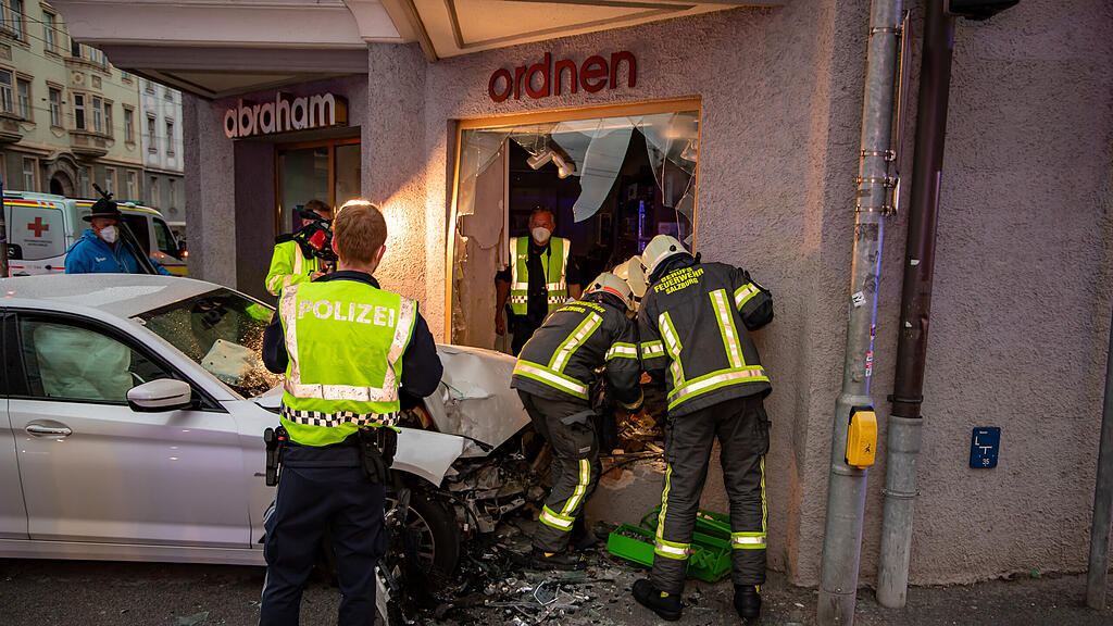 20210515_fmt_PKW_crasht_in_auslage_mw-14.jpg