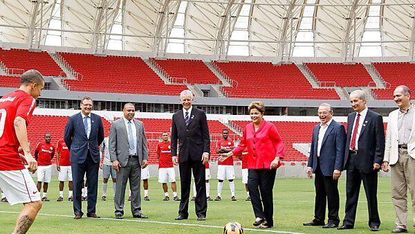 Präsidentin Rousseff versucht sich selbst am Ball