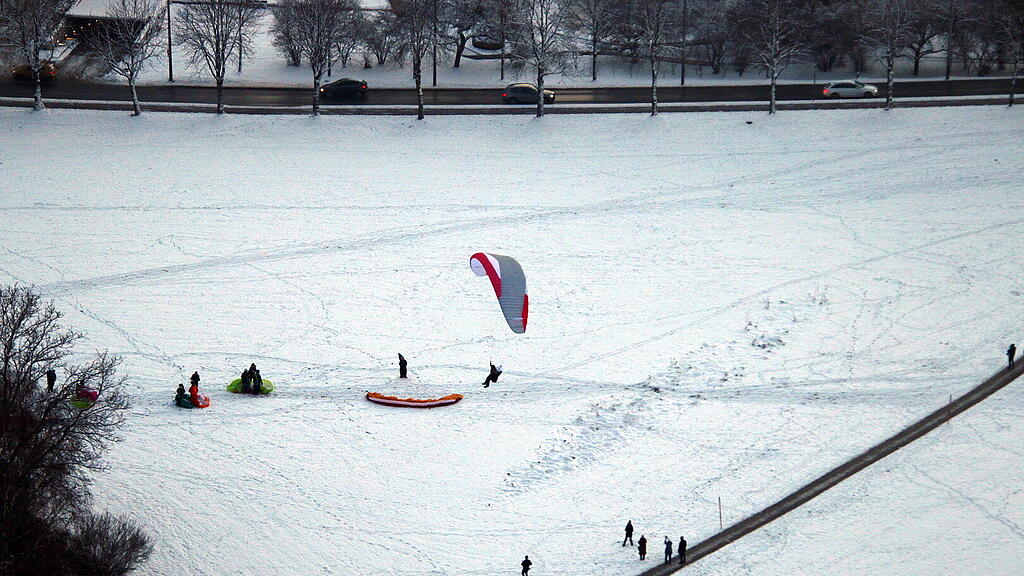 1. Adventlichterlflug der Paragleiter \u00fcber der Stadt Salzburg